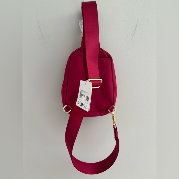 NWT Lululemon Everywhere Sling Bag 2L in Berry Rumble - Picture 2 of 3